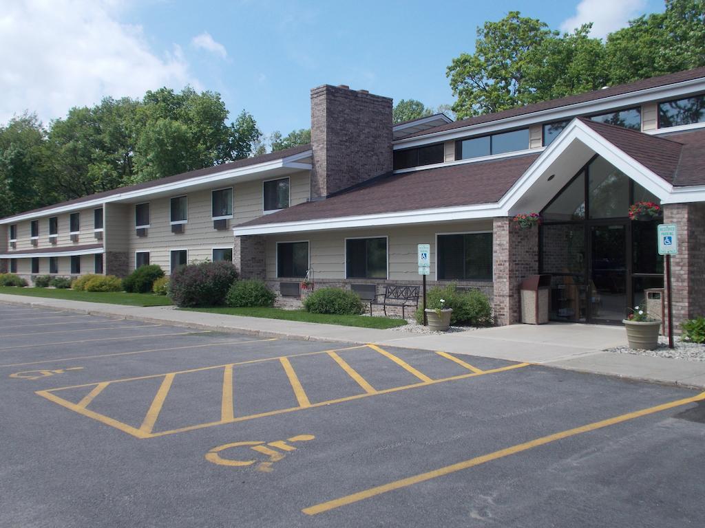 Boarders Inn And Suites By Cobblestone Hotels - Ripon Εξωτερικό φωτογραφία