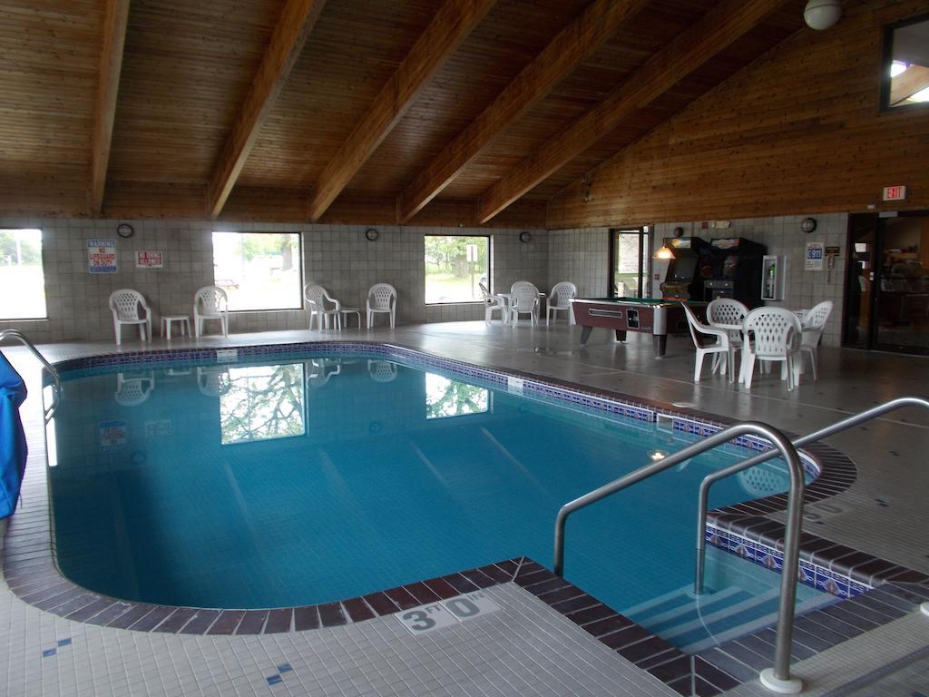 Boarders Inn And Suites By Cobblestone Hotels - Ripon Εξωτερικό φωτογραφία
