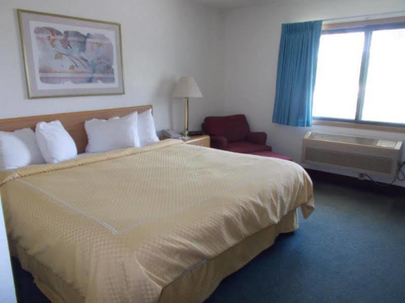Boarders Inn And Suites By Cobblestone Hotels - Ripon Εξωτερικό φωτογραφία