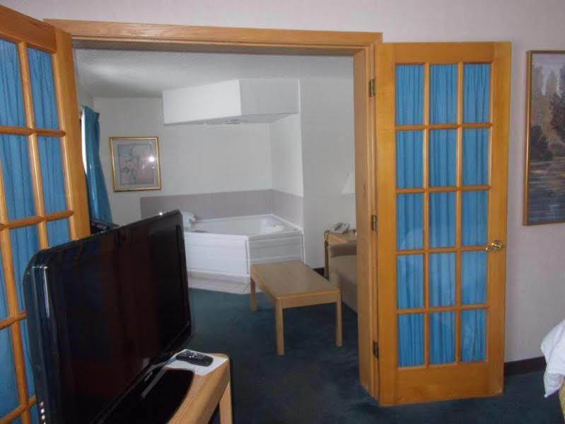 Boarders Inn And Suites By Cobblestone Hotels - Ripon Εξωτερικό φωτογραφία