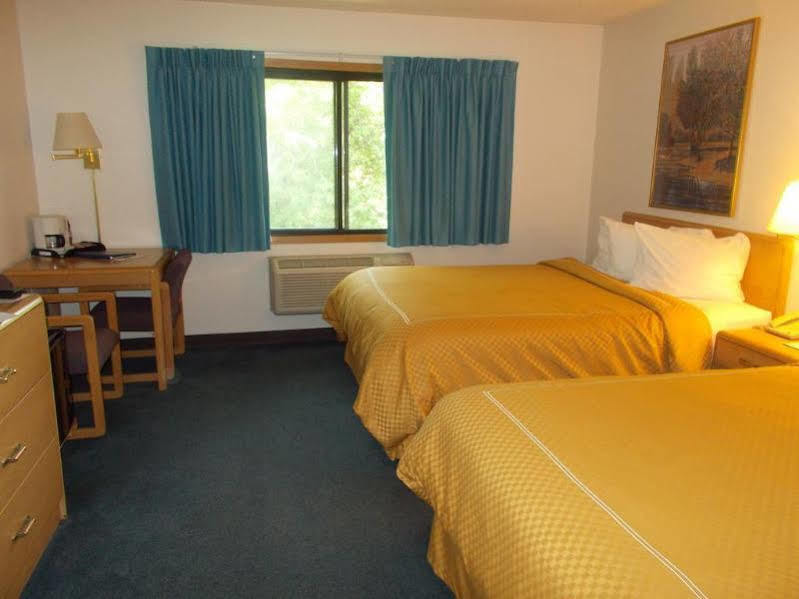Boarders Inn And Suites By Cobblestone Hotels - Ripon Εξωτερικό φωτογραφία