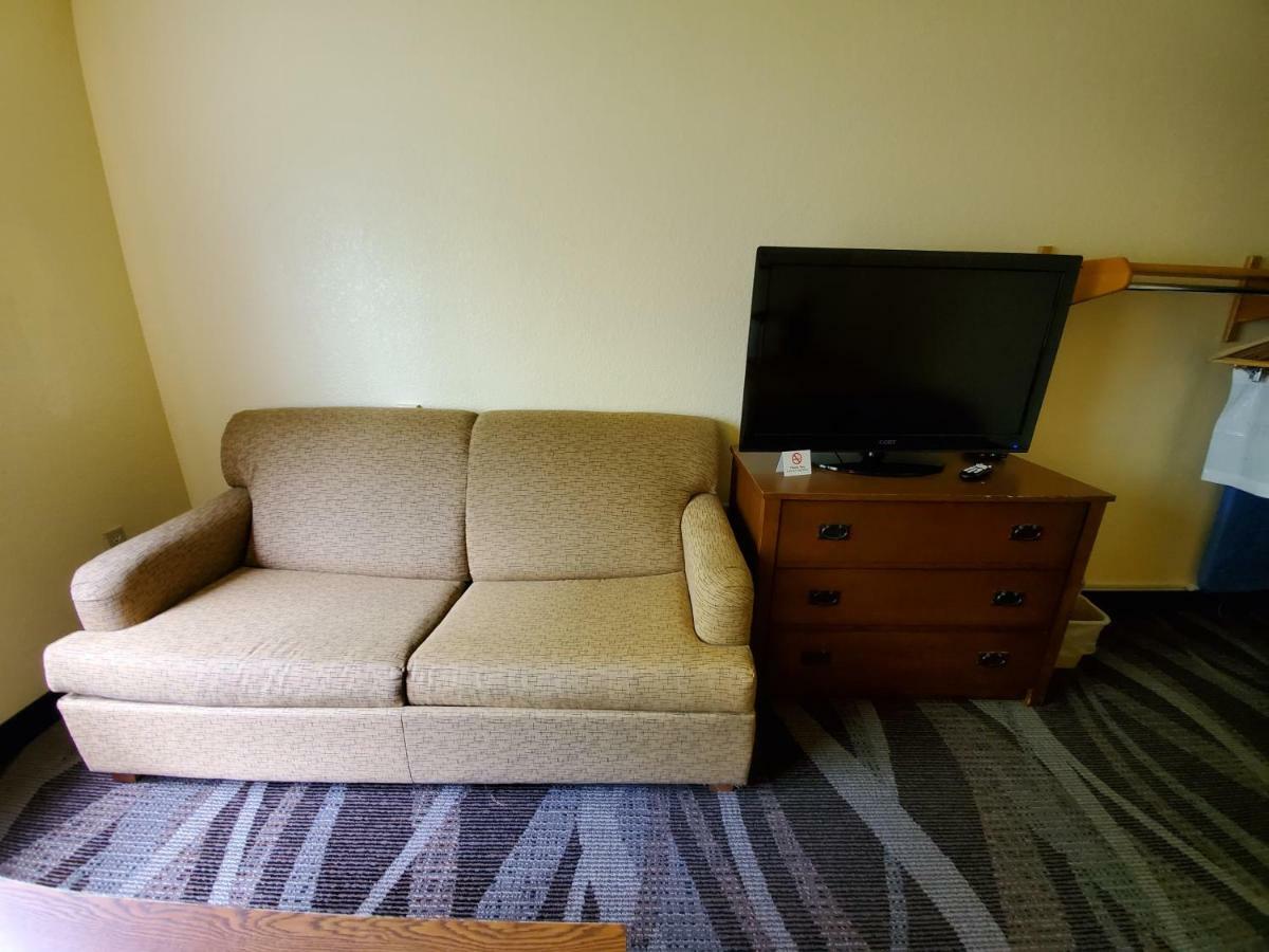 Boarders Inn And Suites By Cobblestone Hotels - Ripon Εξωτερικό φωτογραφία