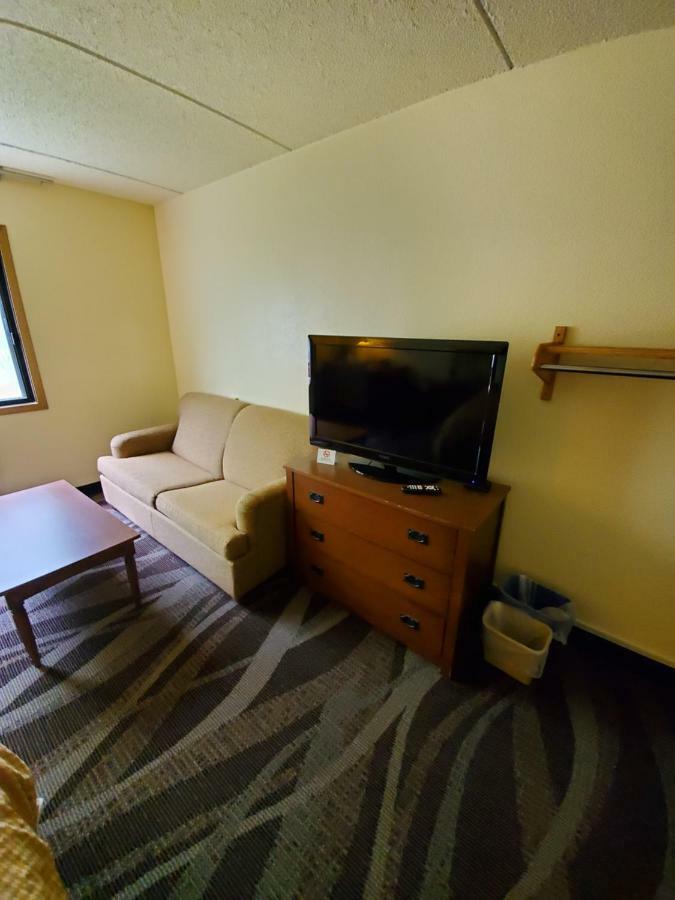 Boarders Inn And Suites By Cobblestone Hotels - Ripon Εξωτερικό φωτογραφία