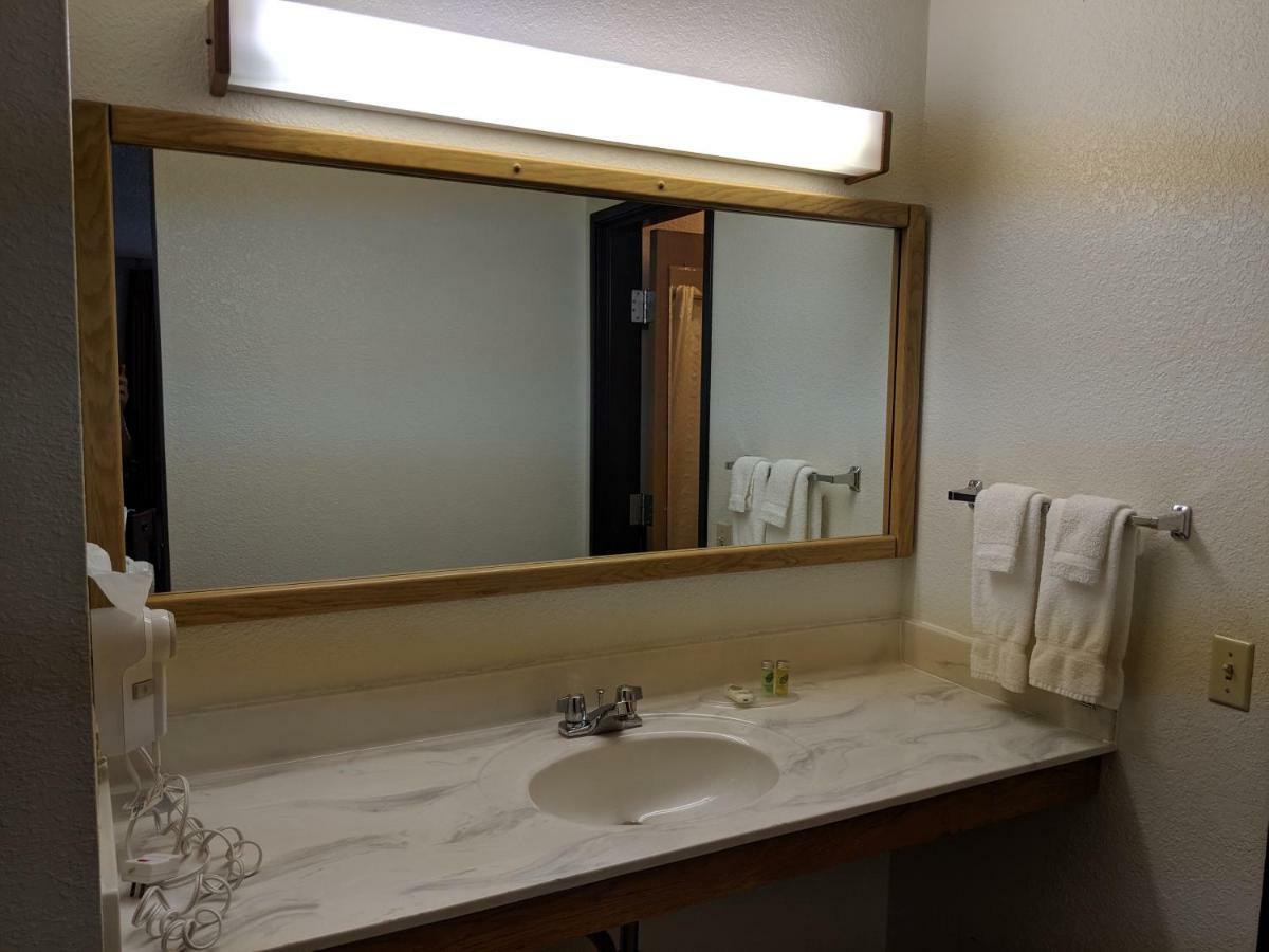 Boarders Inn And Suites By Cobblestone Hotels - Ripon Εξωτερικό φωτογραφία